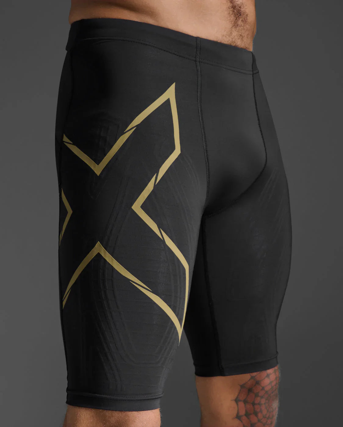 2XU Men's Light Speed Compression Shorts - Black/Gold Reflective