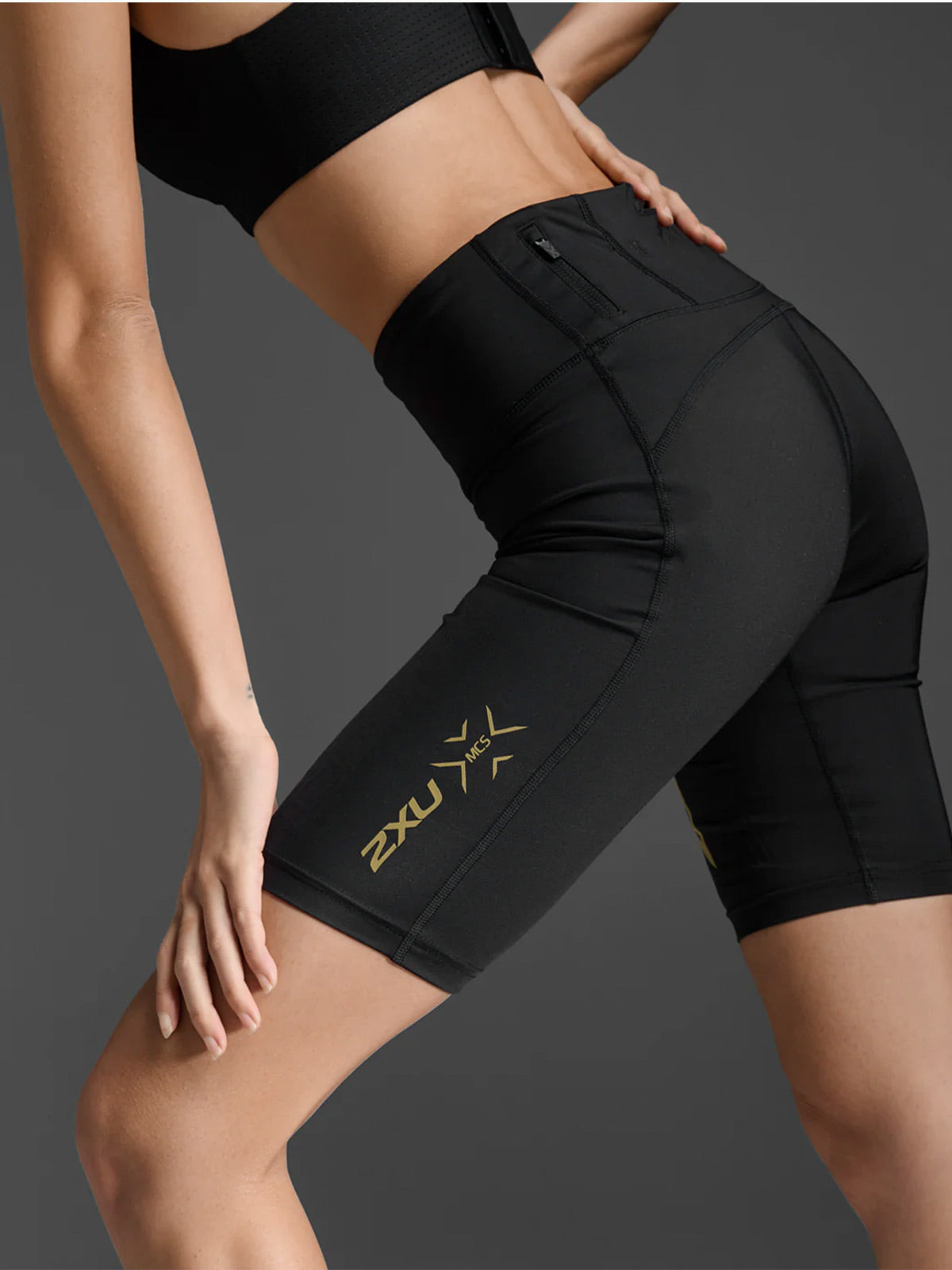 2XU Women's Light Speed Midrise Compression Shorts - Black/Gold Reflective