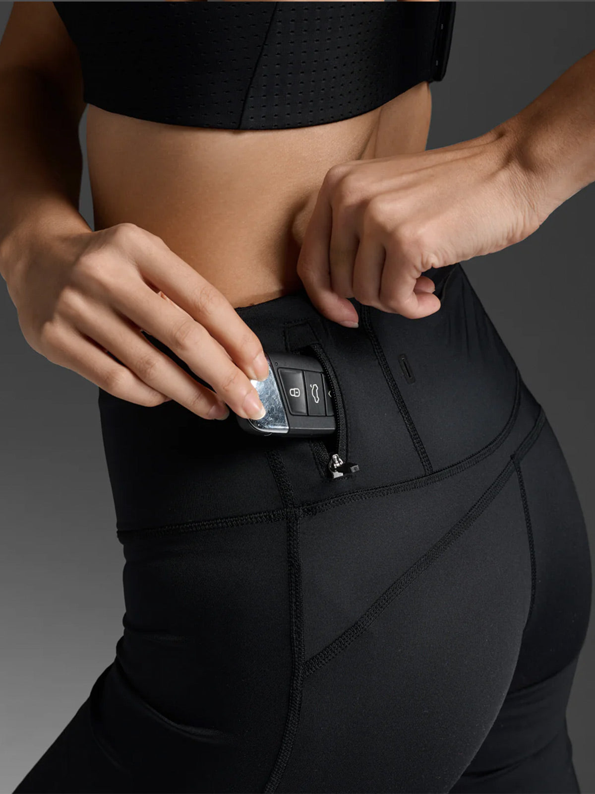 2XU Women's Light Speed Midrise Compression Shorts - Black/Gold Reflective