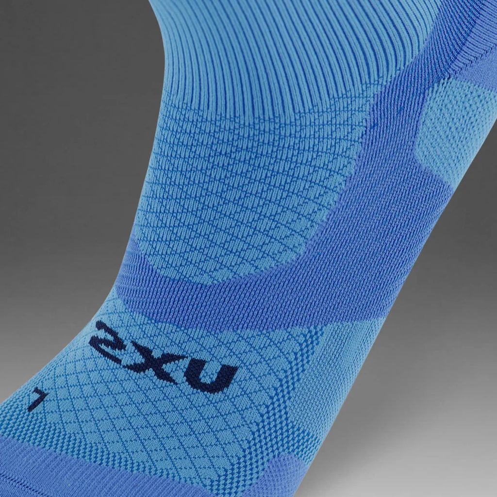 2XU Vectr Socks | Light Cushion | Crew Length | Azure Blue / Surf